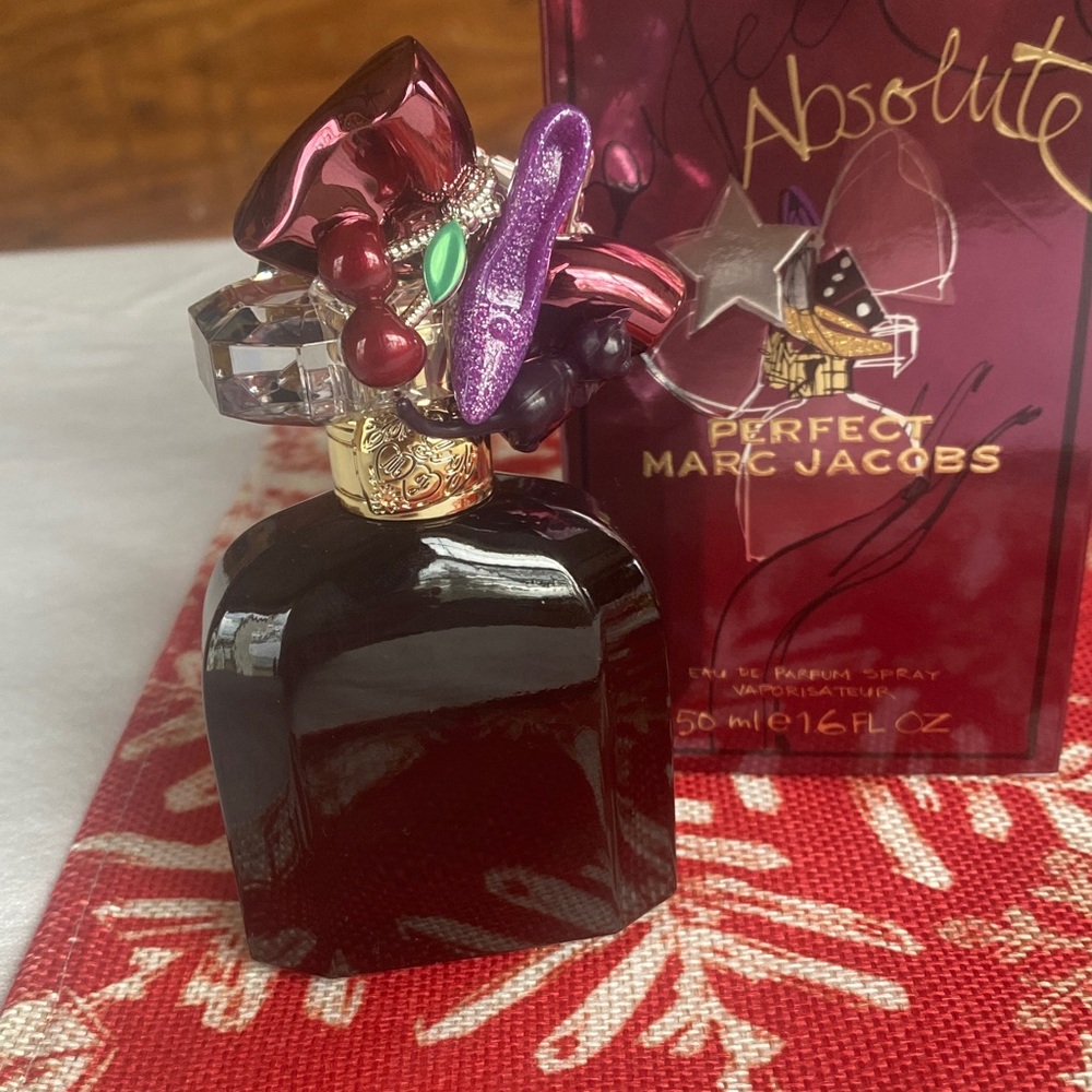 🔥 CLOSEOUT Marc Jacobs Perfect Absolute Eau de Parfum - 1.6oz/50 mL Red and Gold - Picture 3 of 7